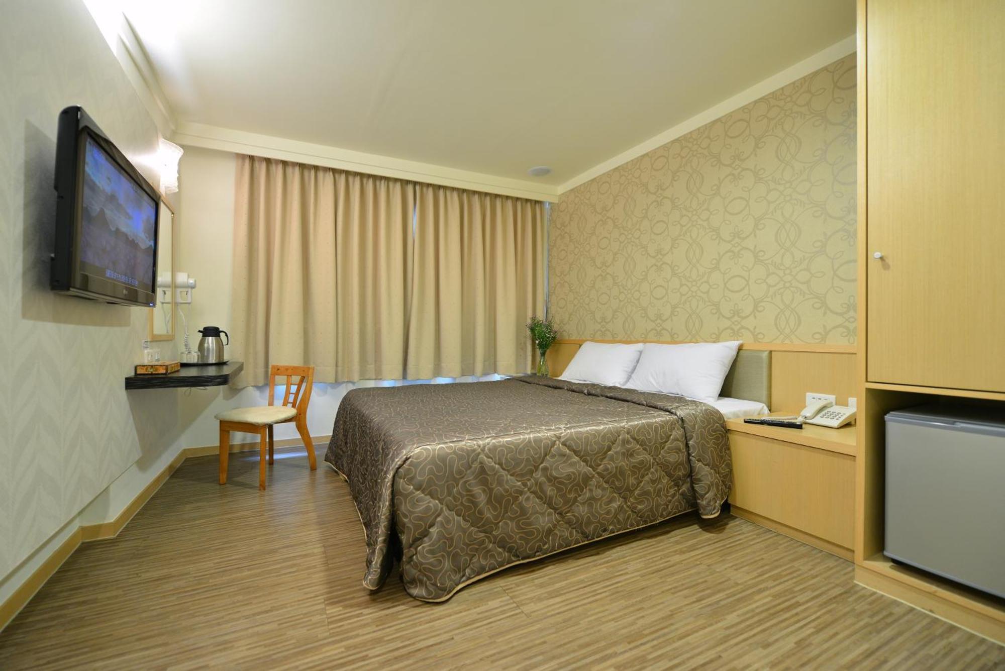 Ing Wang Hotel Tainan Exteriör bild